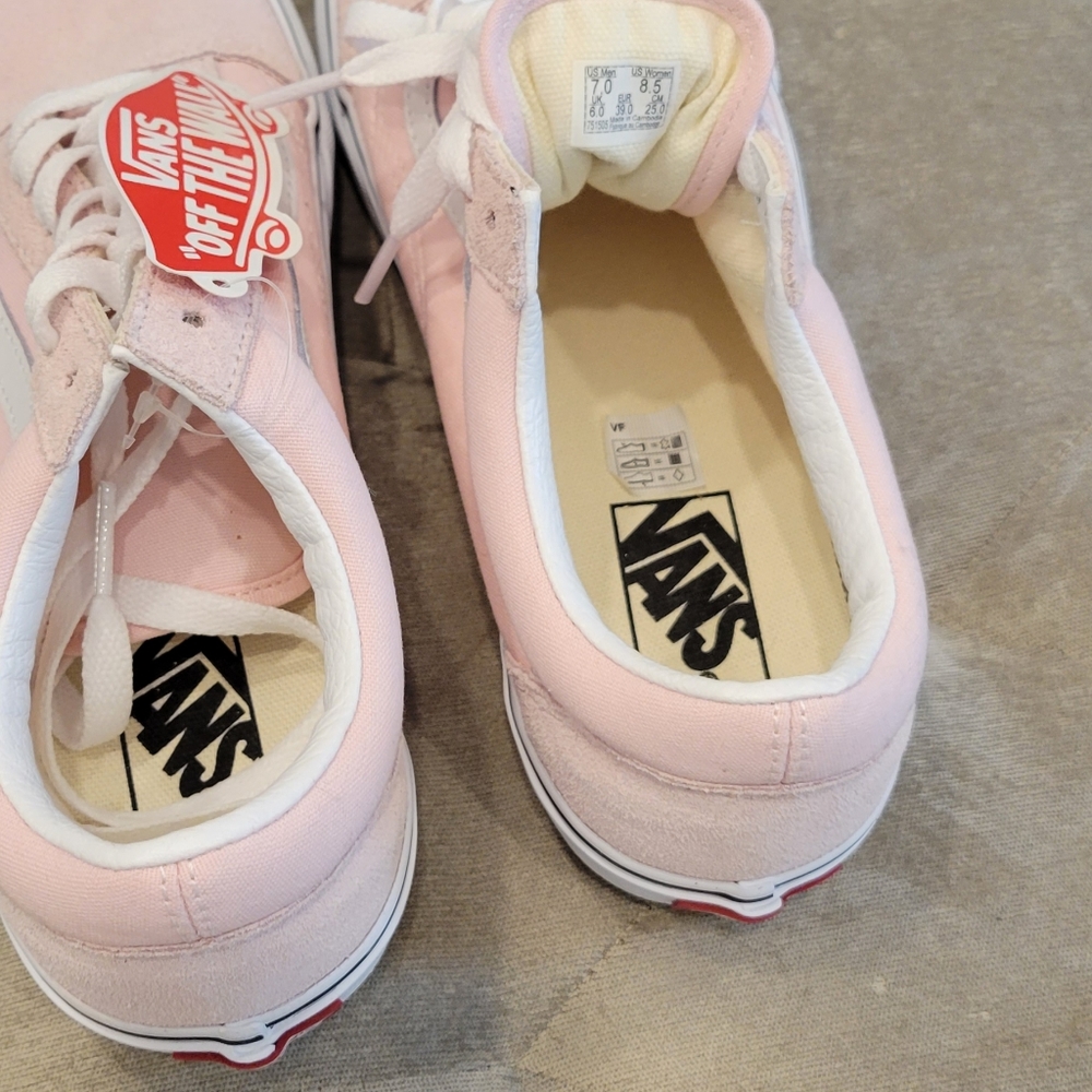 NWT Van's Womens Lace Up Shoes